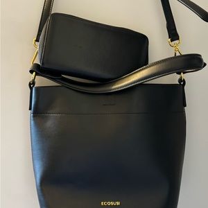 Black handbagNWOT and a cardholder wallet also has a slot for bills.